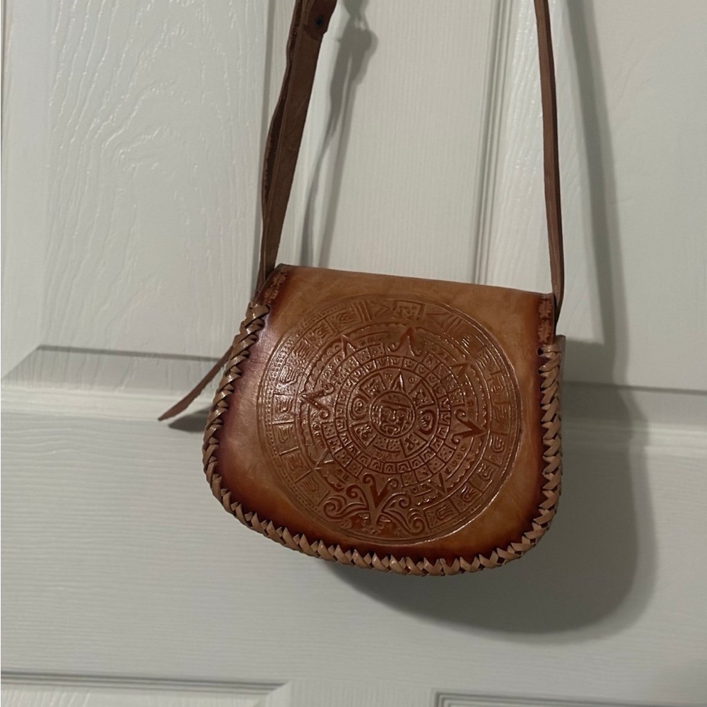 VINTAGE 70’s BROWN LEATHER HAND TOOLED FLOWER AZTEC CROSSBODY PURSE - Picture 2 of 6